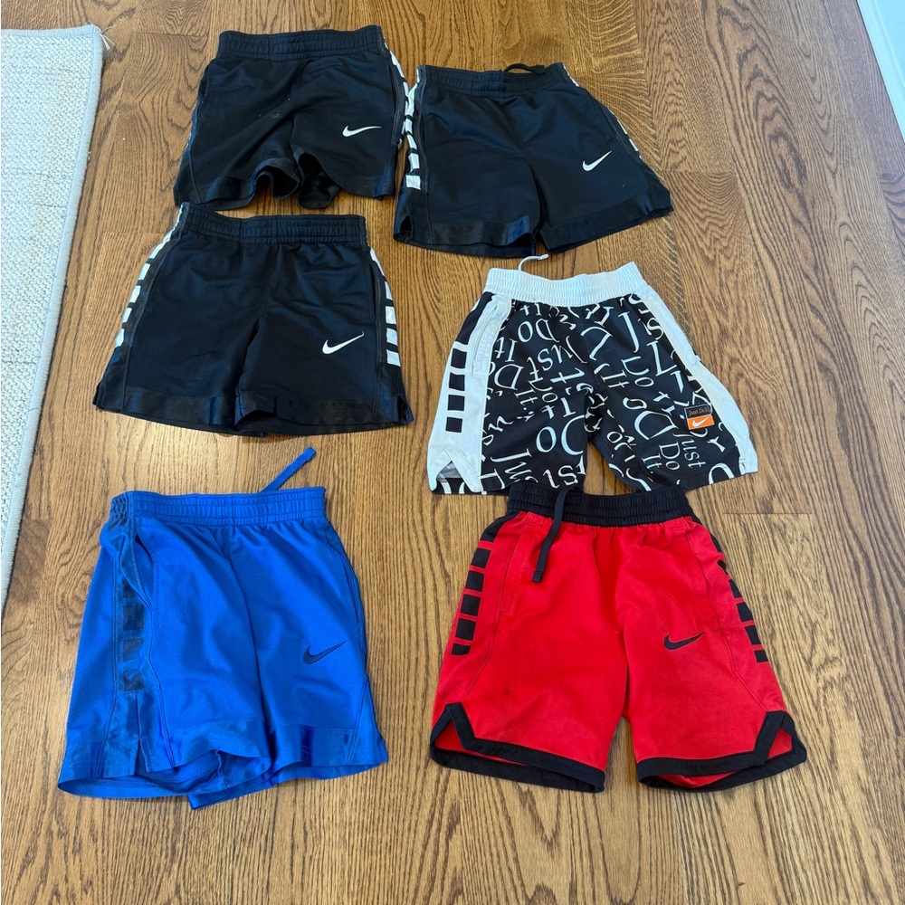 Nike boys size small shorts! Great condition .
